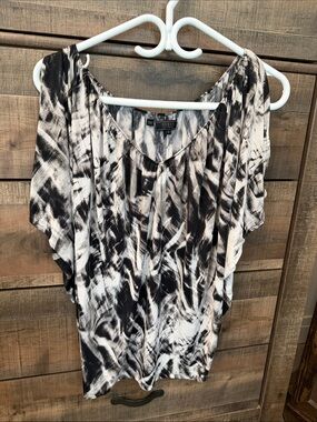 GUESS Black & White Abstract Cold-Shoulder Blouse